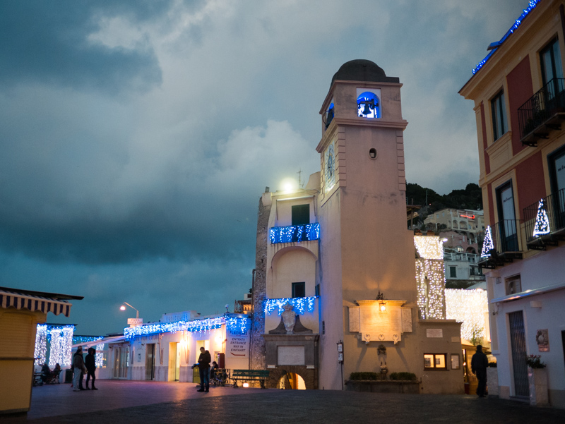 Il campanile di Capri scandisce il tempo del mondo