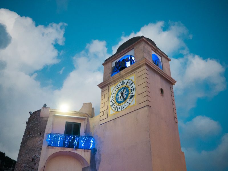 Il campanile di Capri scandisce il tempo del mondo