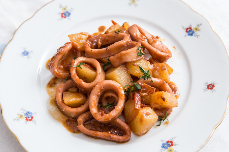 Totani e patate, terra e mare a tavola