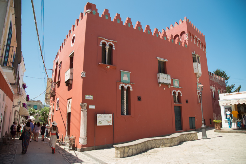 Una straordinaria passeggiata nel centro di Anacapri alla Casa Rossa