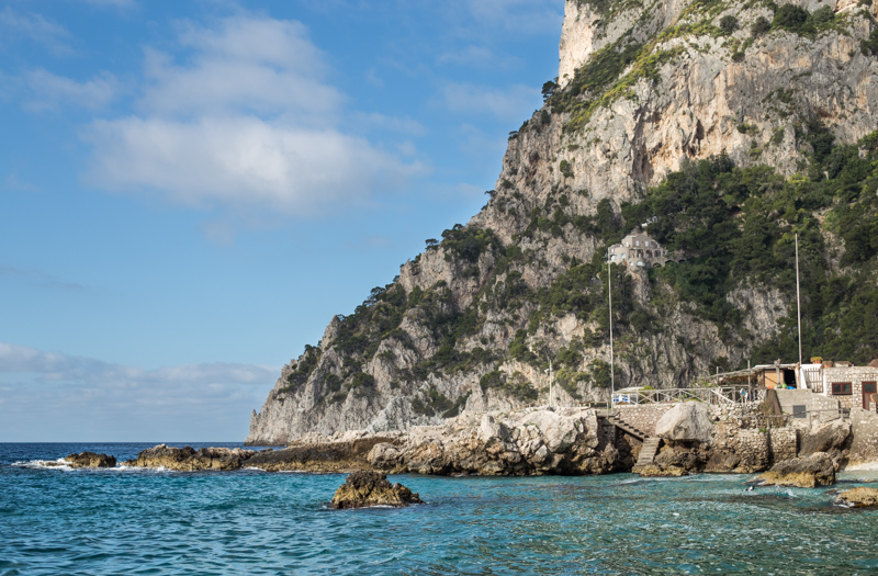 Sulla spiaggia di Marina Piccola a Capri l’estate non finisce mai