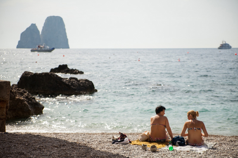 Sulla spiaggia di Marina Piccola a Capri l’estate non finisce mai