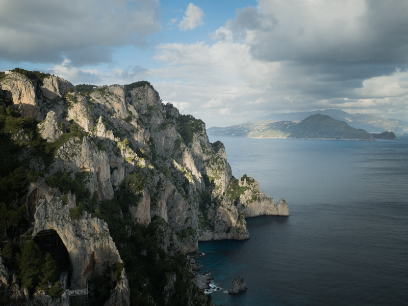 La magia di Piazzetta delle Noci a Capri: mare, boschi e rocce