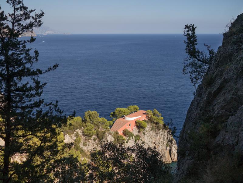 L’Arco Naturale a Capri, sentiero con Villa Malaparte