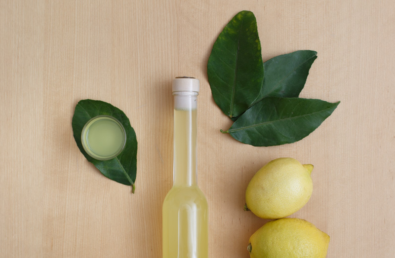 bottiglia di limoncello di Capri con foglie