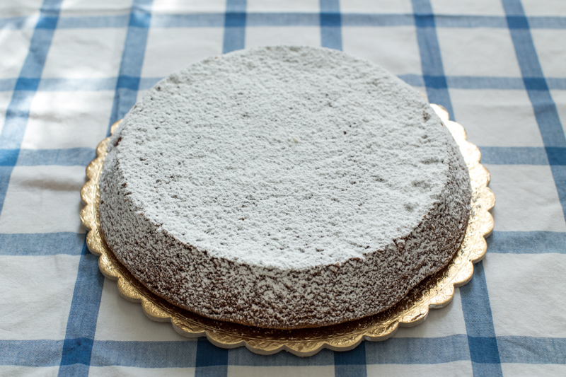 torta caprese bianca al limone con zucchero a velo