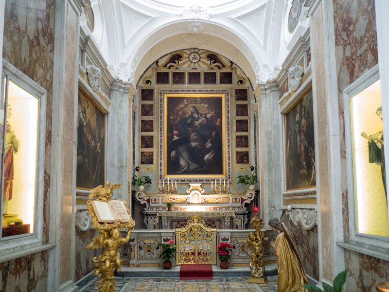 La chiesa di Santo Stefano a Capri: navata sinistra
