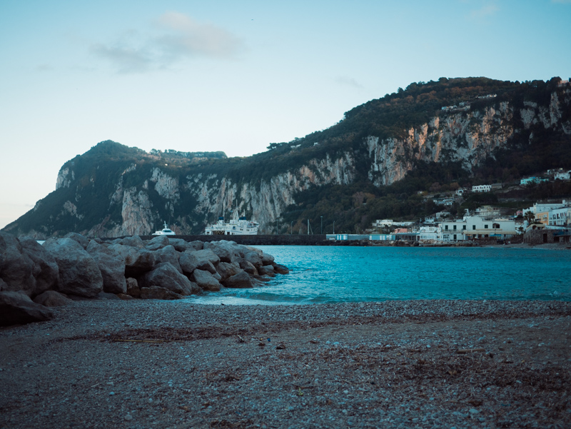 Il porto di Marina Grande a Capri: altra angolazione spiaggia