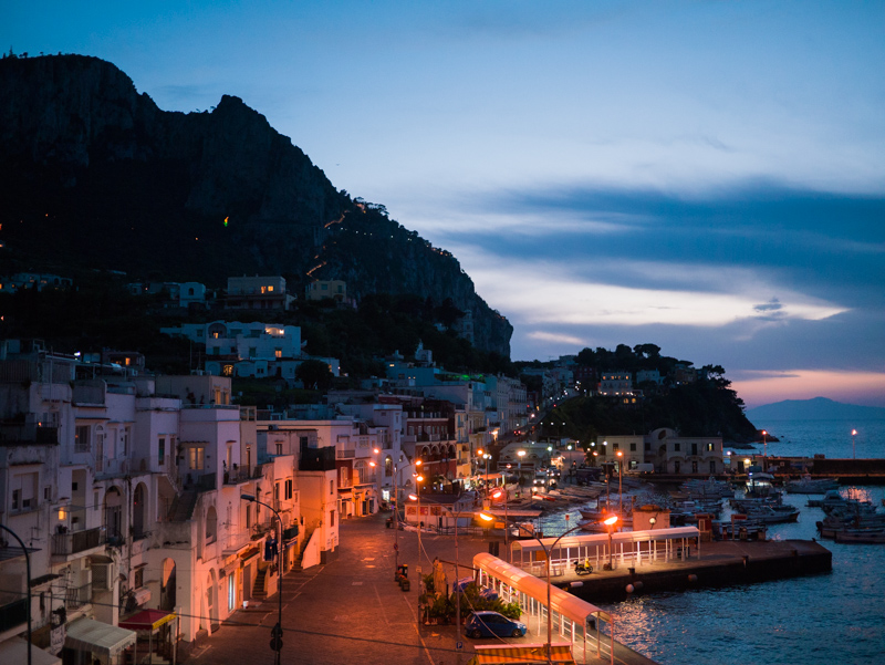 Il porto di Marina Grande a Capri: passeggiata con il mare