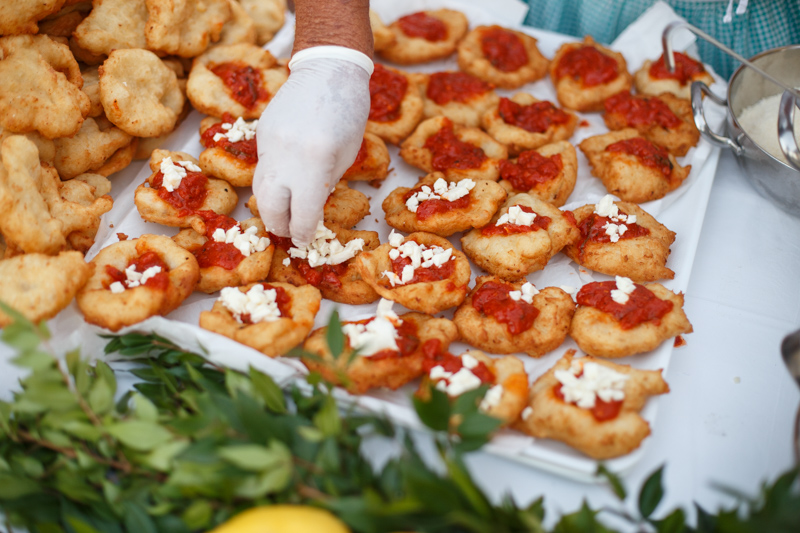 Vassoio con pizzzette fritte delle campagnole di Anacapri