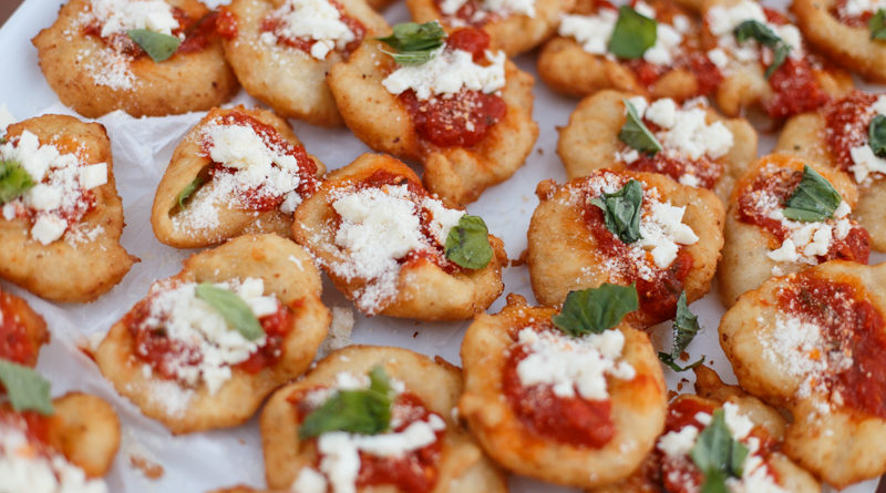 Assaggia le pizzette fritte delle campagnole di Anacapri