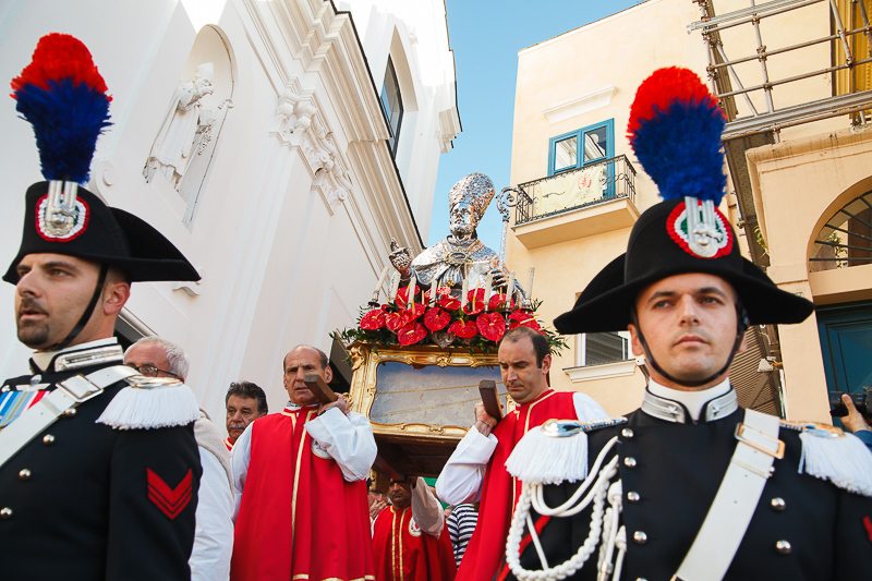 La festa di San Costanzo a Capri, statua piazzetta