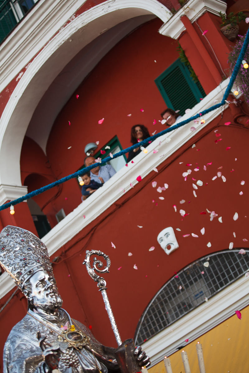 La festa di San Costanzo a Capri statua petali