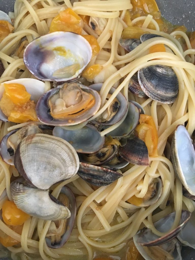 Impiattare gli spaghetti alle vongole e pomodorini