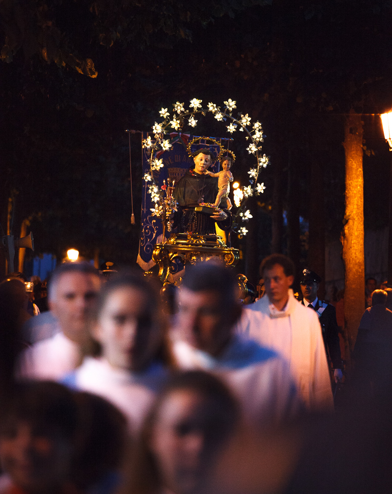 Sant'Antonio illuminato durante la processione