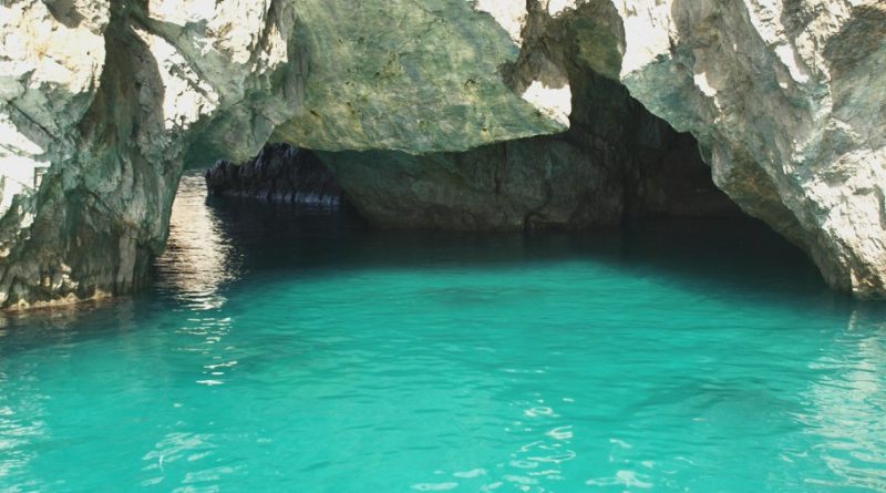 La Grotta Verde a Capri: un tuffo nel colore della speranza
