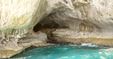 Un giro in barca nella Grotta Bianca a Capri