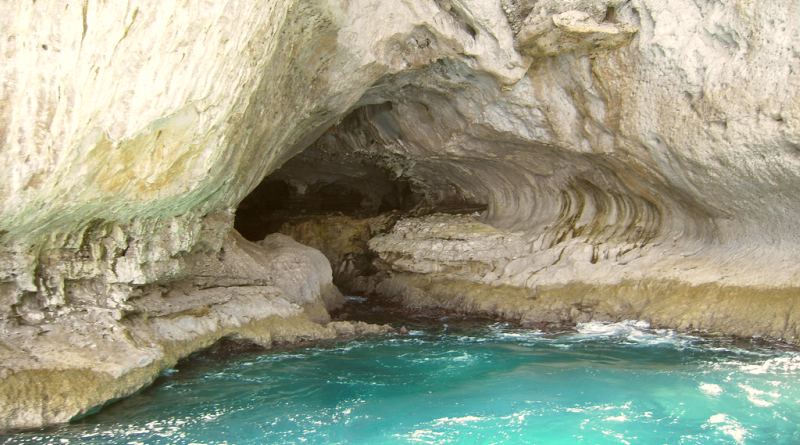 Un giro in barca nella Grotta Bianca a Capri