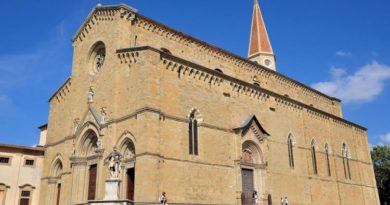Suggestiva facciata del duomo di arezzo di giorno