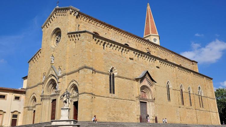 Suggestiva facciata del duomo di arezzo di giorno