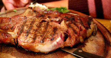 gustosissima bistecca fiorentina servita al piatto al sangue