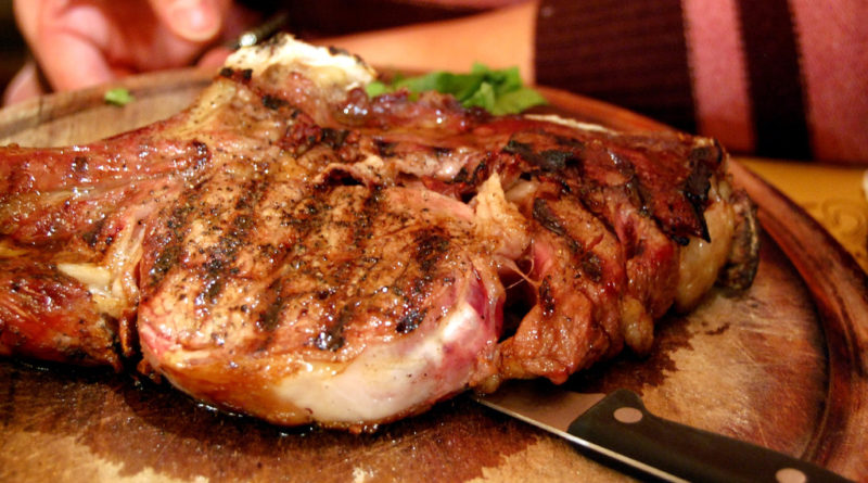 gustosissima bistecca fiorentina servita al piatto al sangue