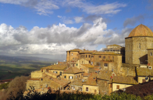 affascinante borgo di volterra alla luce del tramonto