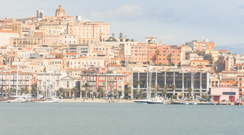 Vista dal mare del Palazzo Regio di Cagliari, di giorno