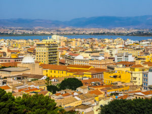 Meravigliosa vista dall'alto della città di Cagliari e delle sue case colorate