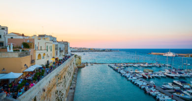 bellissima vista al tramonto della città di Otranto