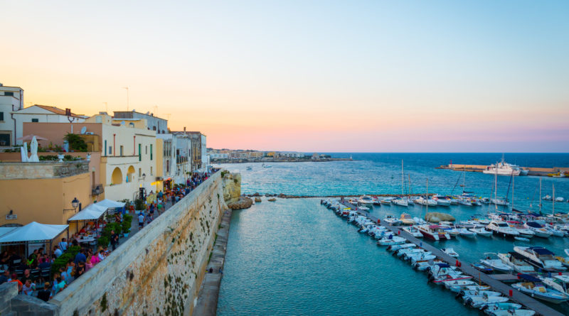 bellissima vista al tramonto della città di Otranto