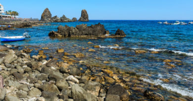 bellissima veduta dal mare dei faraglioni di acitrezza