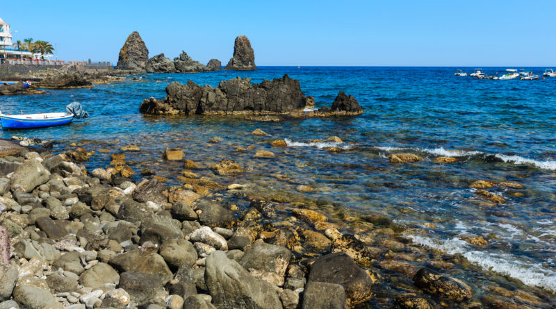 bellissima veduta dal mare dei faraglioni di acitrezza