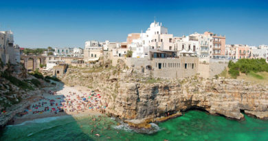 splendida fotografia di Polignano a mare in Puglia di giorno