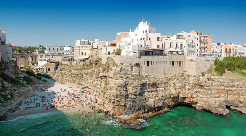 splendida fotografia di Polignano a mare in Puglia di giorno