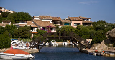 bellissimo paesaggio di Porto cervo in sardegna di giorno