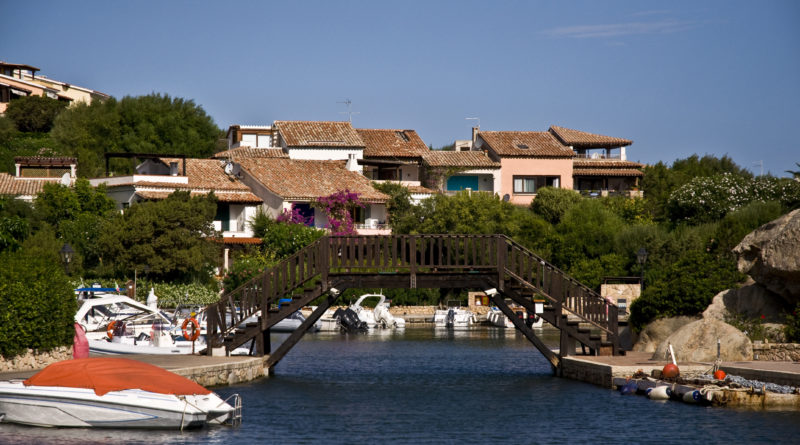 bellissimo paesaggio di Porto cervo in sardegna di giorno