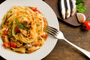 Gustoso piatto di linguine con pomodorino 