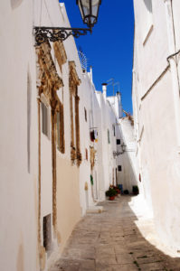 Bellissimo vicoletto di Ostuni in Puglia di giorno