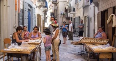 tipica strada pugliese dove vengono preparate le orecchiette fatte a mano