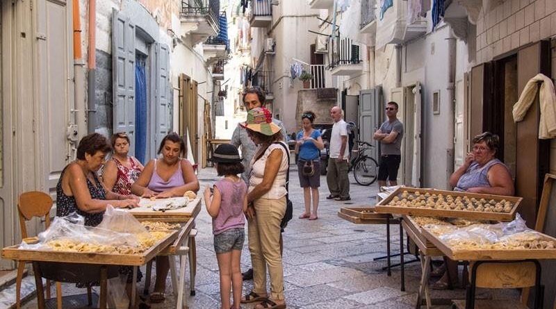 tipica strada pugliese dove vengono preparate le orecchiette fatte a mano