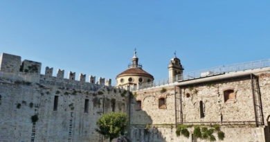 bellissima veduta di prato e del suo castello in una bella giornata di sole