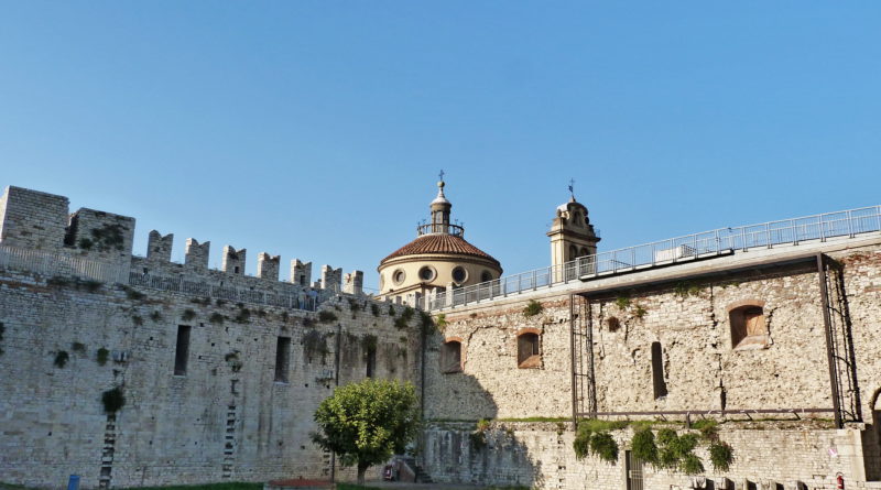 bellissima veduta di prato e del suo castello in una bella giornata di sole