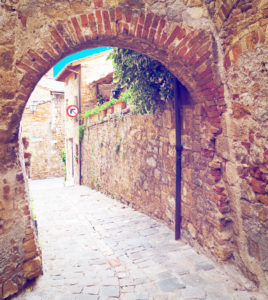 strada di cetona caratteristico paesino medievale toscano