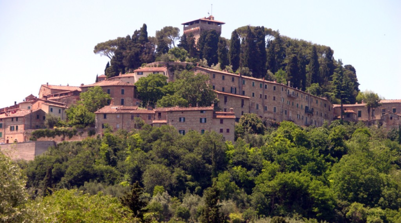 bellissimo centro medievale toscano in pieno giorno