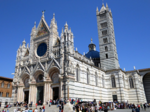 Facciata del duomo di siena in una bella giornata assolata