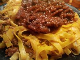 succulento piatto di fettuccine al ragù di cinghiale