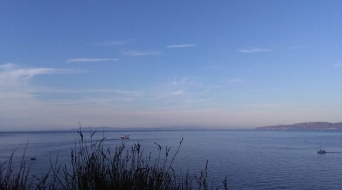 bellissima veduta dal mare al tramonto dall'isola del giglio