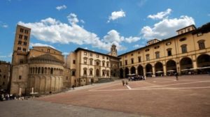 bellissima vista di piazza grande alla luce di giorno