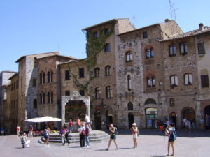 bella immagine della piazza principale di san gimignano